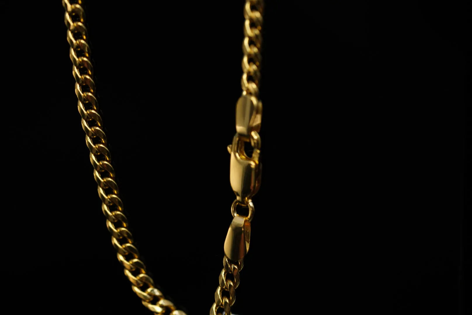 10k Timeless Elegance – Medium Hollow Cuban Link Chain Crafted for Bold, Refined Style